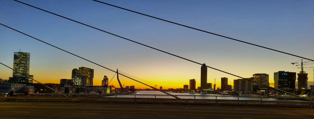 Foto met Skyline van Rotterdam bij Filosofisch blog Marathon van Rotterdam metafoor voor het denken.
