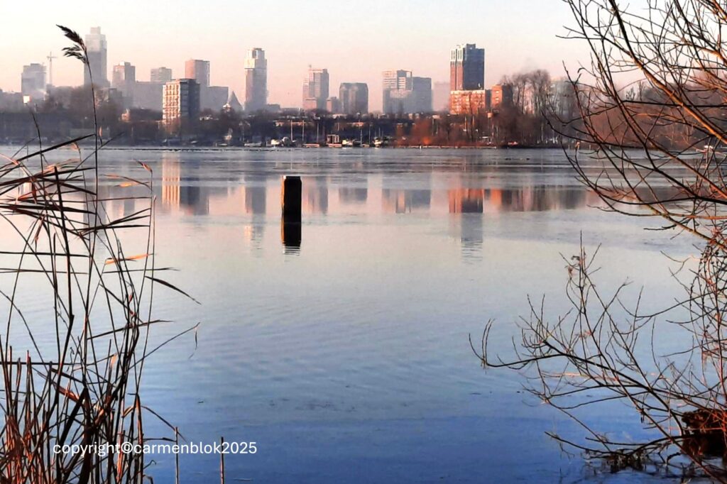 Kralingse Plas met op de achtergrond de indrukwekkende Skyline van Rotterdam. Start van filosofisch (wandel) gesprek ruimdenkenvrijbewegen