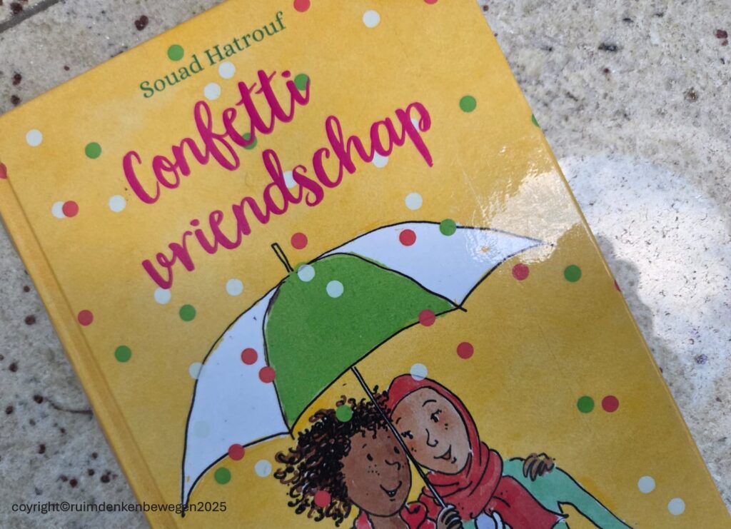 Afbeelding van het boek Confetti vriendschap van Souad Hatrouf. 2 meisjes onder een paraplu waar confetti op regent