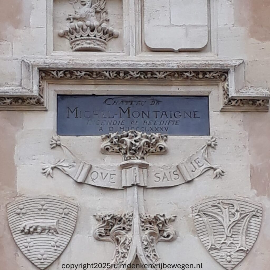Afbeelding van wapenschilden bij Château de Michel-Montaigne met tekst "Que Sais-je"