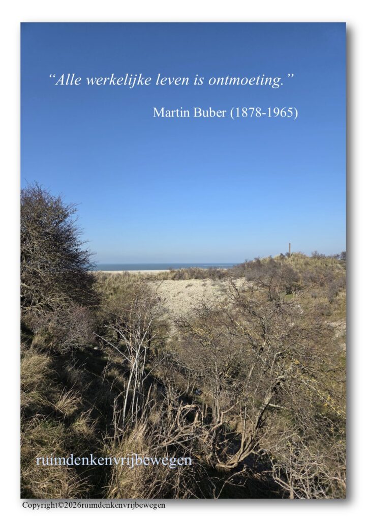 Foto van een doorkijk naar zee, vanaf de duinrand op een zonnige winterdag met een strakblauwe lucht. In de foto staat een citaat van Martin Buber "